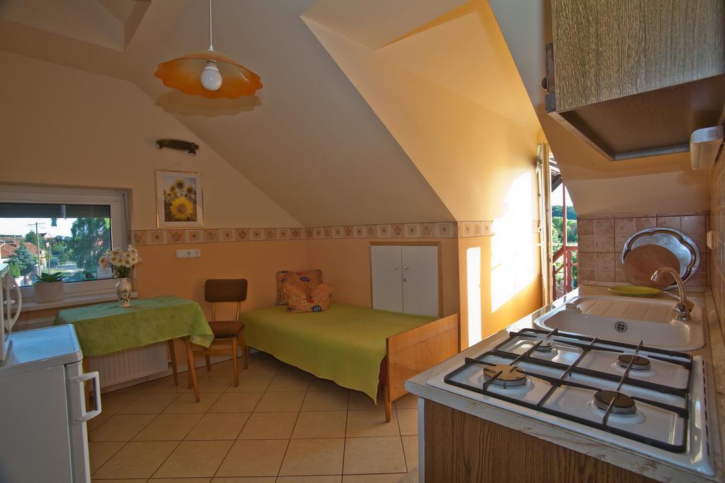 Margaret Apartman Egerszalok Bilik gambar